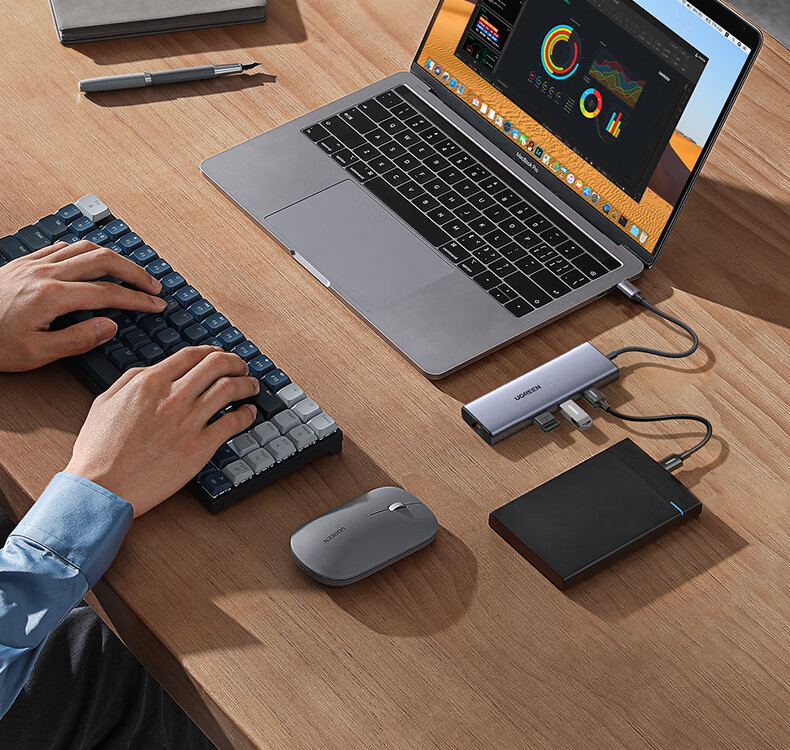 ptsfb CM512扩展坞与MacBook连接示意图，显示多功能扩展
